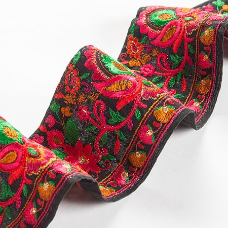 Vyšívaná stuha šantung širší květinový ornament černá