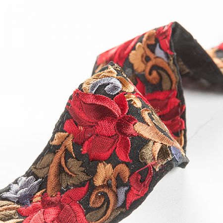 Vyšívaná stuha šantung květy vínové