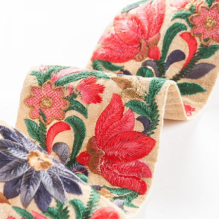 Vyšívaná stuha šantung květy širší růžovooranžové