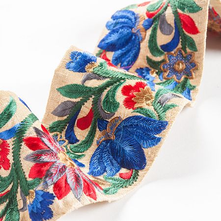 Vyšívaná stuha šantung širší květy šedočervené