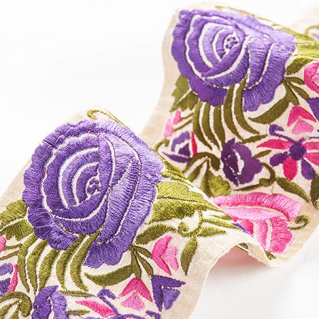 Vyšívaná stuha šantung širší růže fialové
