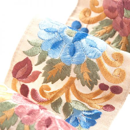 Vyšívaná stuha šantung širší květy světle modré