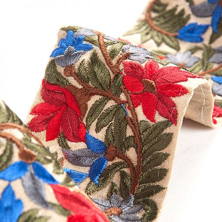 Vyšívaná stuha šantung střední květy červené