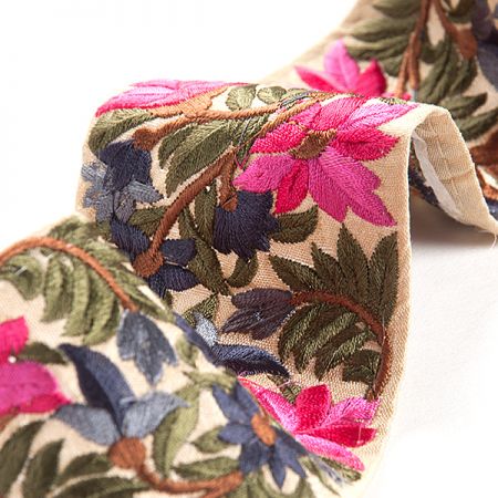 Vyšívaná stuha šantung střední květy fuchsiová