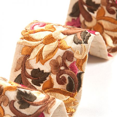 Vyšívaná stuha šantung květy žluté/červené