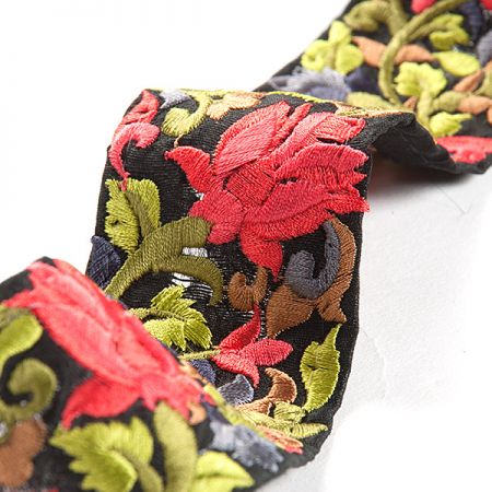 Vyšívaná stuha šantung květy černá