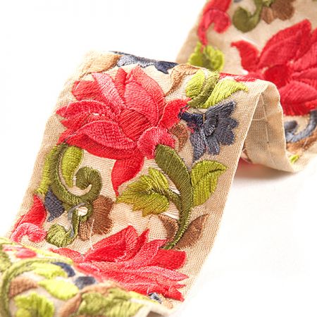 Vyšívaná stuha šantung užší květy červené/modré