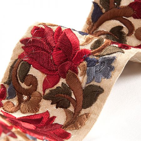 Vyšívaná stuha šantung užší květy modré/červené