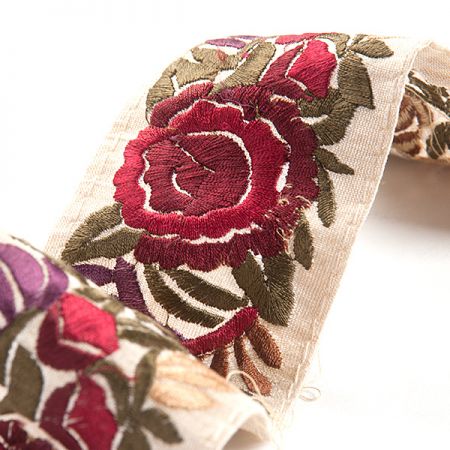 Vyšívaná stuha šantung růže vínovočervené