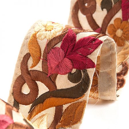 Vyšívaná stuha šantung užší květy červené/žluté