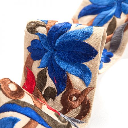 Vyšívaná stuha šantung úzká květy modré/červené