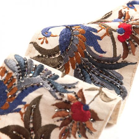 Vyšívaná stuha s rokailem a korálky pávi smetanová