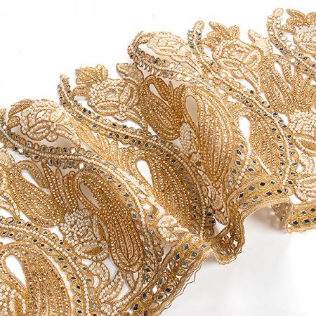 Krajová kovová stuha s perličkami, sklíčky a kamínky 