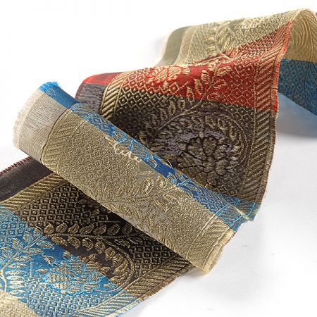 Vyšívaná stuha s orientálním vzorem červená/hnědá