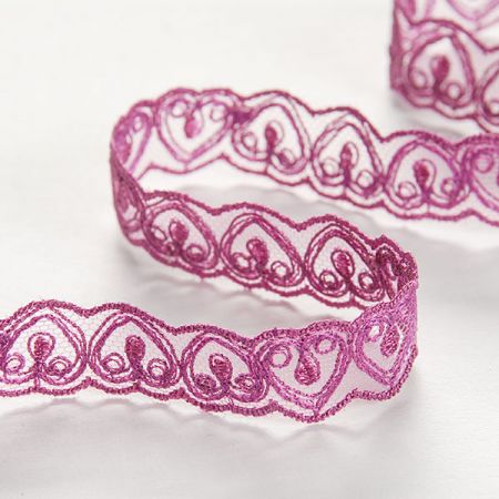 Krajková vsadka vyšívaná na tylu srdce fialová