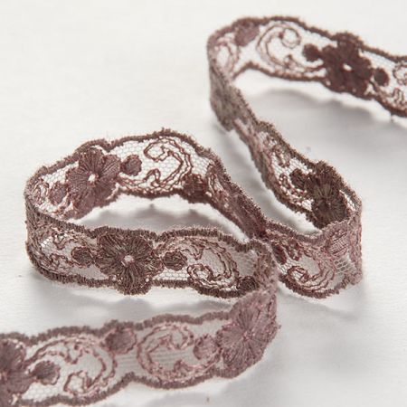 Krajková vsadka vyšívaná na tylu hnědobéžová