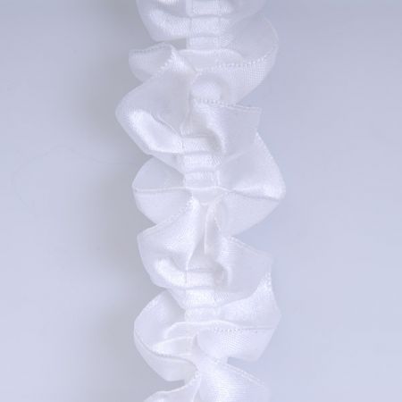 Dekoračné prámik s volánikmi biely