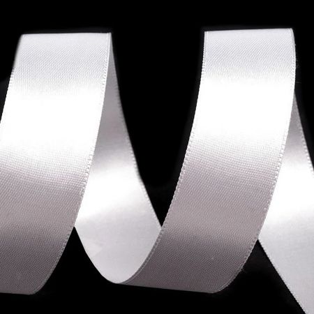 Atlasová stuha šíře 38 mm oboulíc bílá
