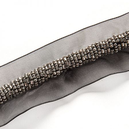 Stuha s korálkovou výšivkou stříbrnočerná