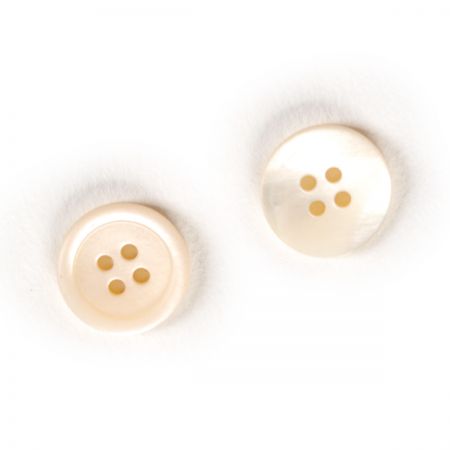 Knoflík perleťový čtyřdírkový smetanový