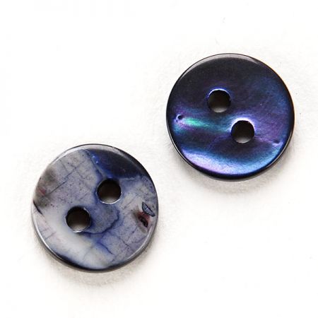 Knoflík perleťový dvoudírkový modrofialový malý
