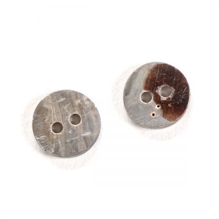 Knoflík perleťový dvoudírkový perlově tm.šedý