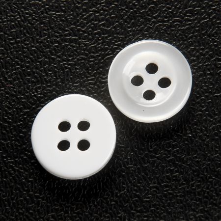 Knoflík plastový kulatý čtyřdírkový 18" bílý