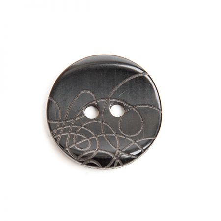 Gombík plastový dvojdierkové čierny zdobný malý