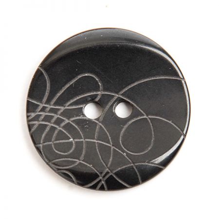 Gombík plastový dvojdierkové čierny zdobný strednej