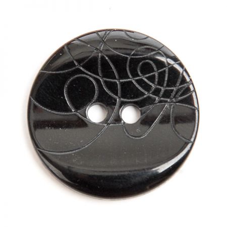 Gombík plastový čierny dvojdierkové zdobný veľký