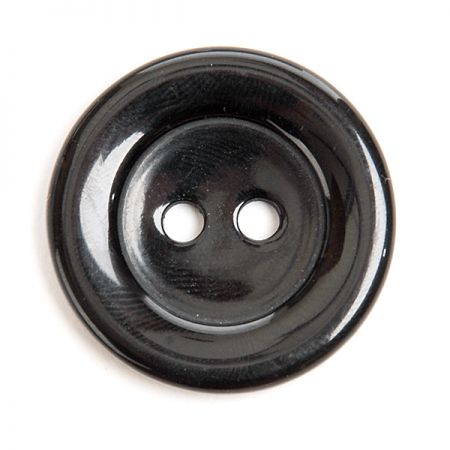 Gombík plastový dvojdierkové čierny lem