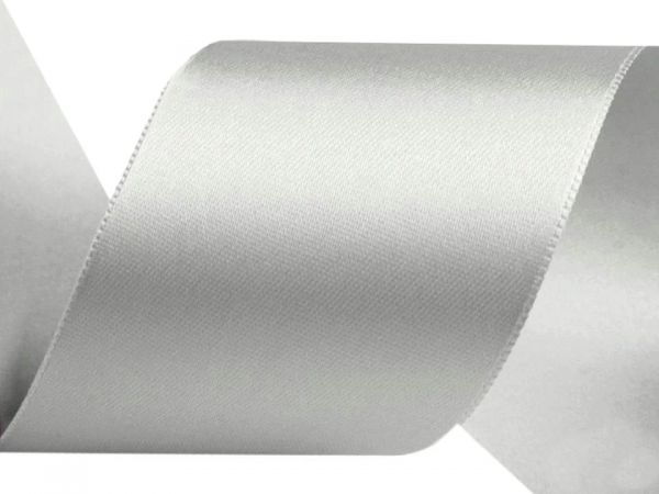 Atlasová stuha šíře 50mm světle šedá
