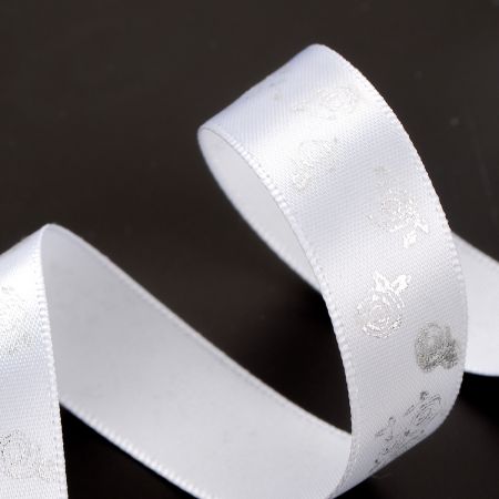 Atlasová stuha bílá stříbrné květy růží 15mm