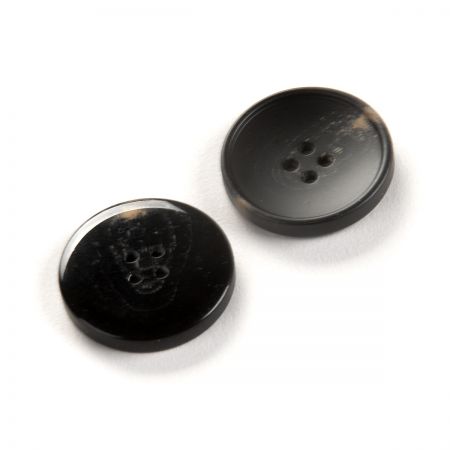 Knoflík plastový čtyřdírkový hnědý 46"