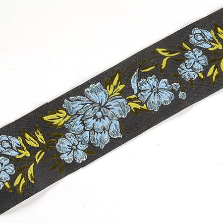 Stuha vyšívaná květy černá/sv. modrá široká