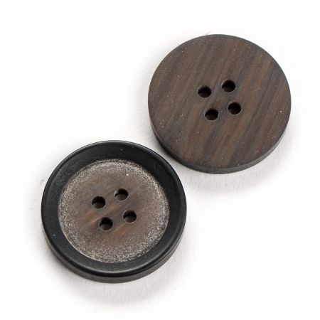 Knoflík plastový čtyřdírkový hnědý střed