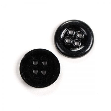 Knoflík plastový čtyřdírkový 24" černý