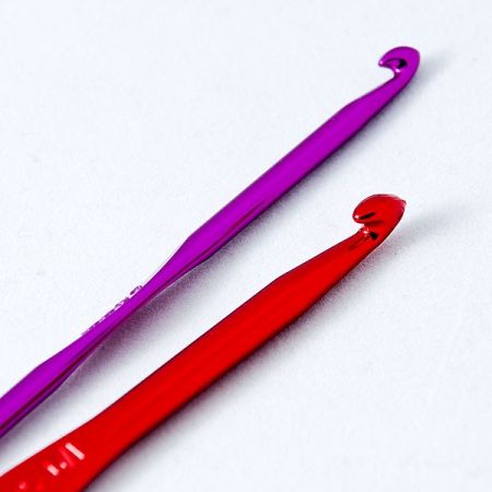 Kovový háček na háčkování vel. 2,5