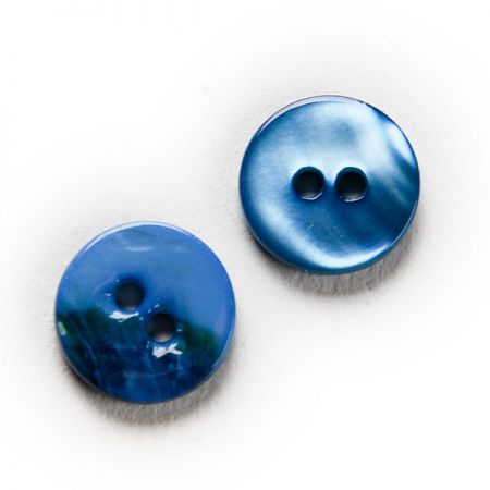 Knoflík perleťový dvoudírkový modrý