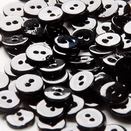 Knoflík perleťový dvoudírkový černomodrý