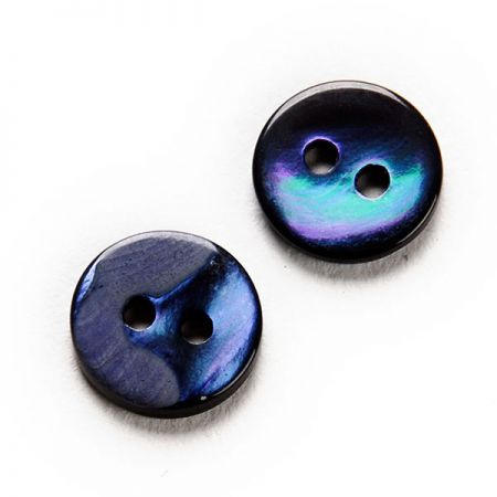 Knoflík perleťový dvoudírkový tmavě fialový