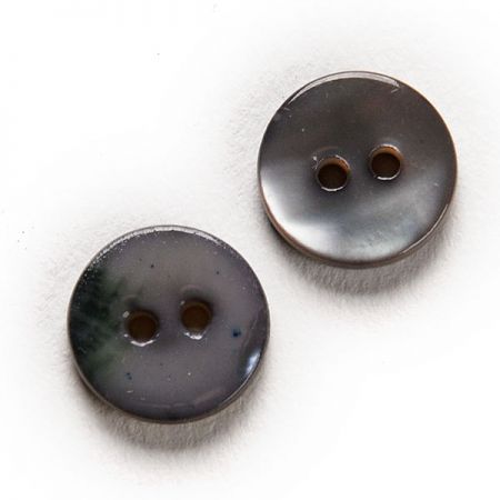 Knoflík perleťový dvoudírkový šedý