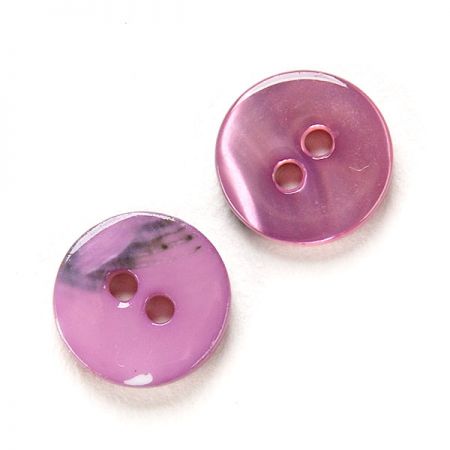 Knoflík perleťový dvoudírkový fialový