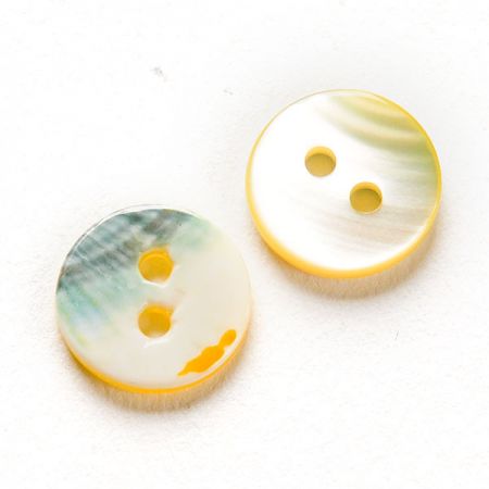 Knoflík perleťový dvoudírkový zelenožlutý