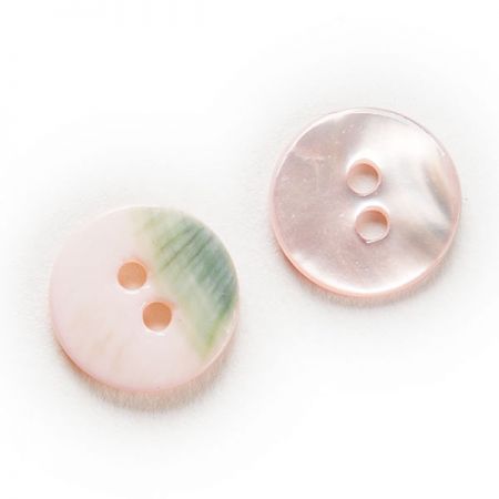 Knoflík perleťový dvoudírkový růžový