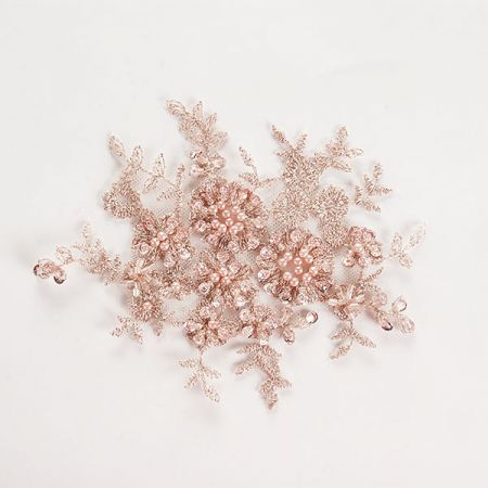 Krajková aplikace středová s korálky starorůžová