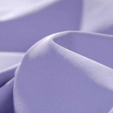 Pružná kostýmová látka levanduľovej farby