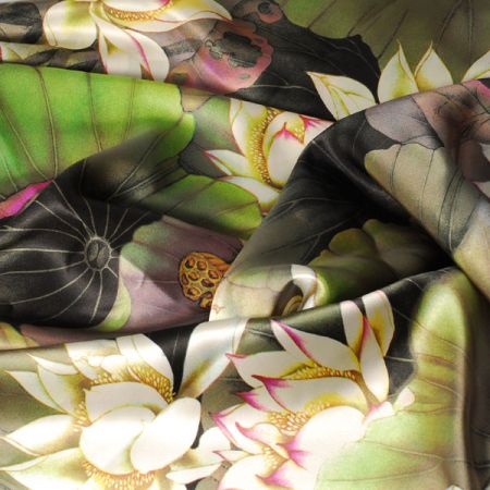 Hedvábný satén "lotosový květ s vážkou"