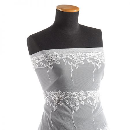 Krajka výšivka na tylu vzor květin slonová kost