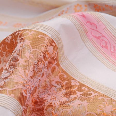 Látka taft s plastickou a žakárovou výšivkou 